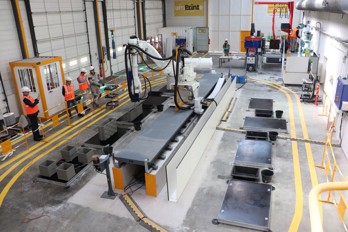 Après Ernest, voici Mathilde, robots dimpression 3D uvrant chez emPrinte et prénommés comme le fondateur M. Batignolles et son épouse. © EJH